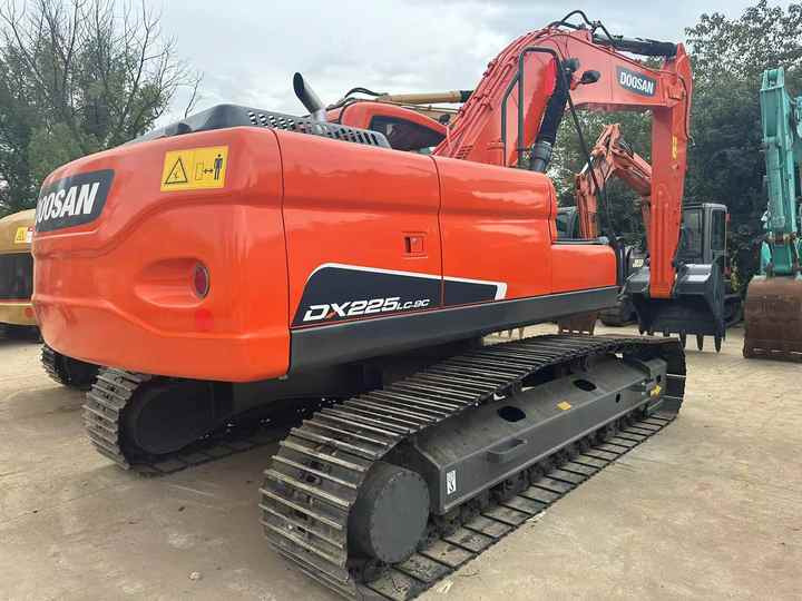 Used Excavator Doosan DX225LC-9 Excavators Mini Equipment Earth Moving Machinery Doosan Digger Excavator for Sale - מחפר סורק: תמונה 3 Used Excavator Doosan DX225LC-9 Excavators Mini Equipment Earth Moving Machinery Doosan Digger Excavator for Sale - מחפר סורק: תמונה 3