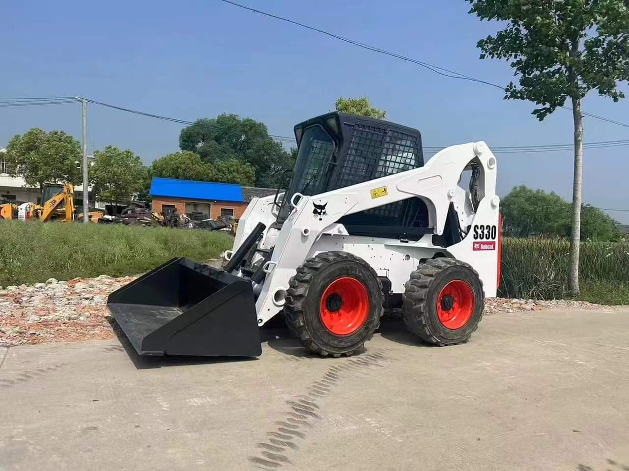 BOBCAT S330 - מעמיס היגוי החלקה: תמונה 1 BOBCAT S330 - מעמיס היגוי החלקה: תמונה 1