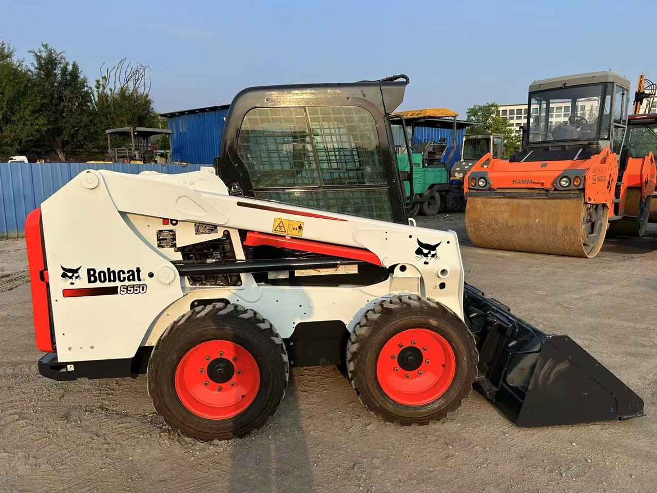 BOBCAT S550 - מעמיס היגוי החלקה: תמונה 4 BOBCAT S550 - מעמיס היגוי החלקה: תמונה 4