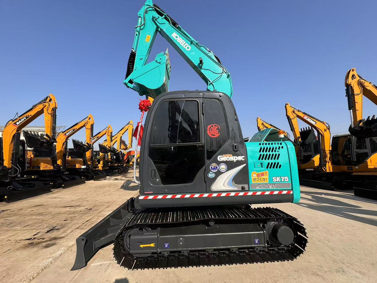 KOBELCO SK75 - מיני מחפר: תמונה 1 KOBELCO SK75 - מיני מחפר: תמונה 1