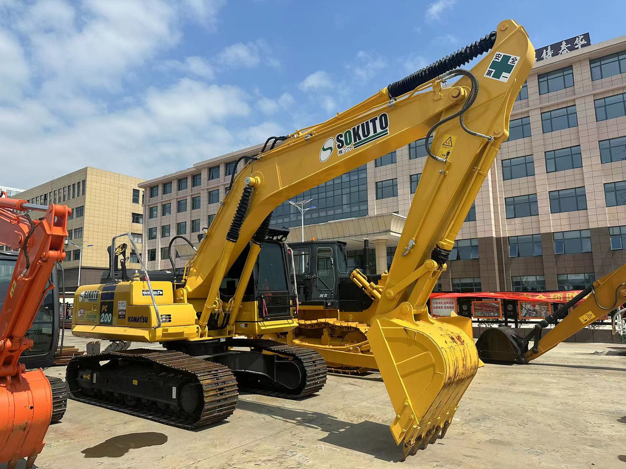 KOMATSU PC200-8N1 - מחפר סורק: תמונה 2 KOMATSU PC200-8N1 - מחפר סורק: תמונה 2