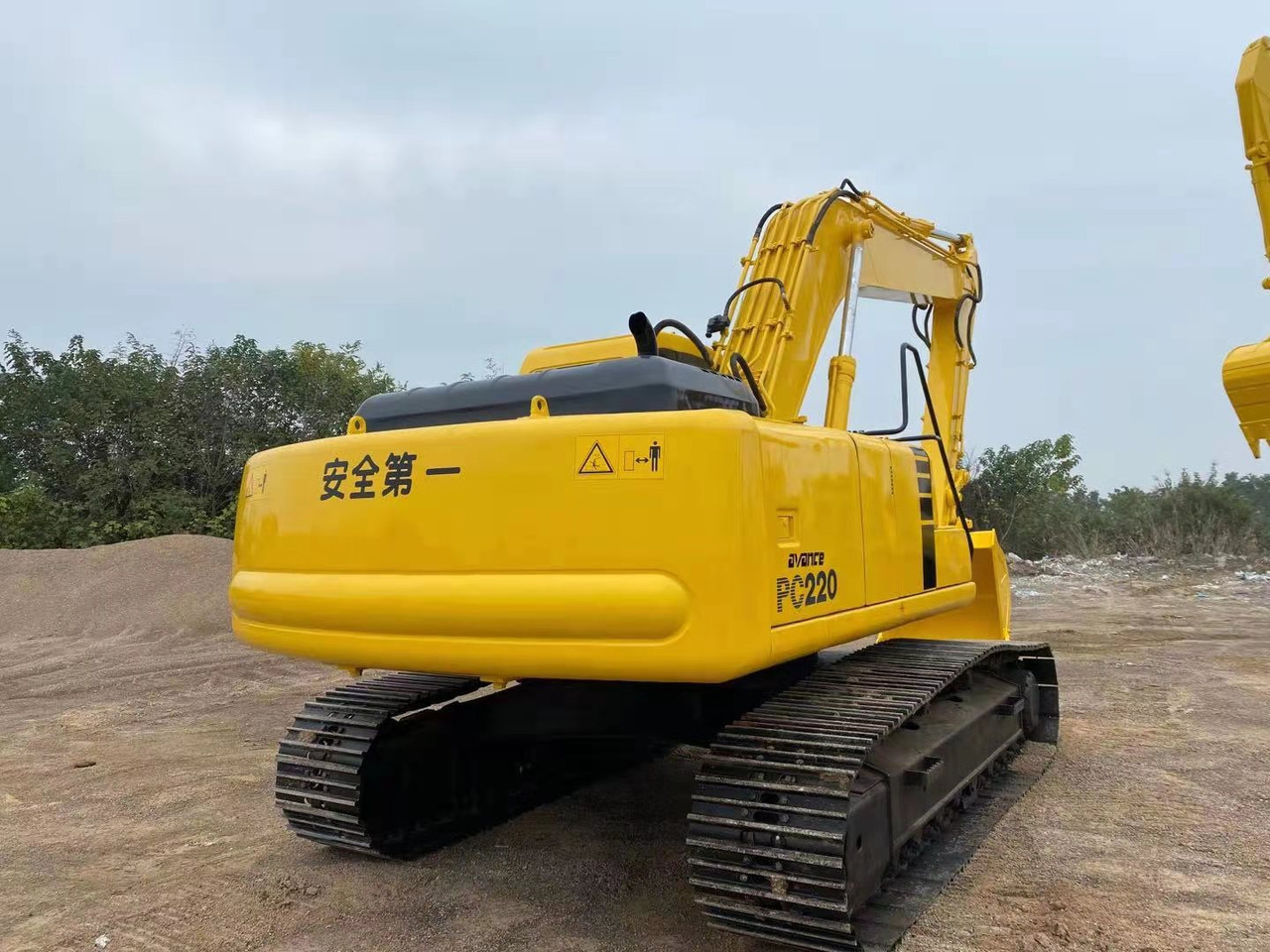 KOMATSU PC220-6 - מחפר סורק: תמונה 3 KOMATSU PC220-6 - מחפר סורק: תמונה 3