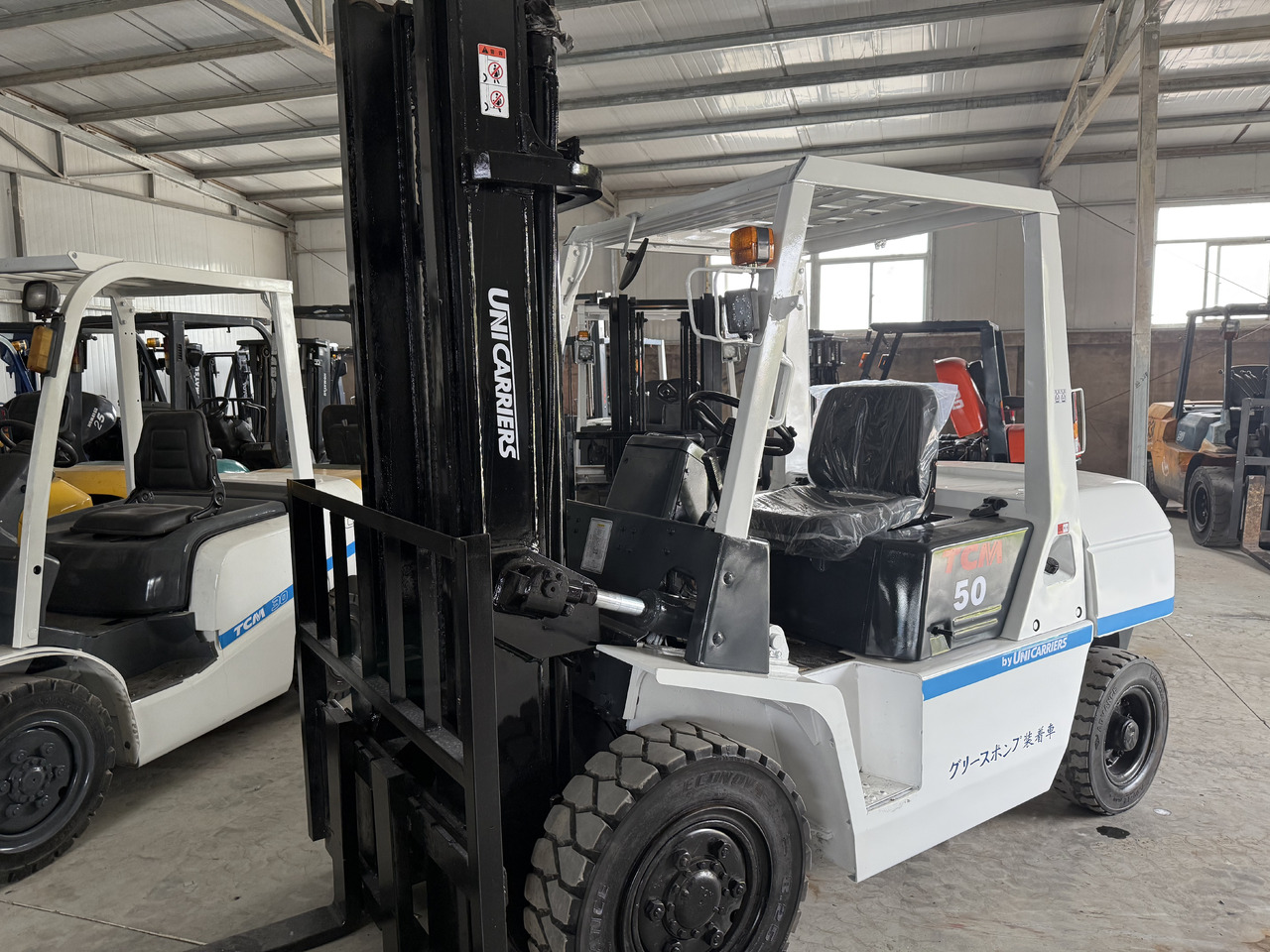 TCM FD50 - מעלית מספריים: תמונה 2 TCM FD50 - מעלית מספריים: תמונה 2