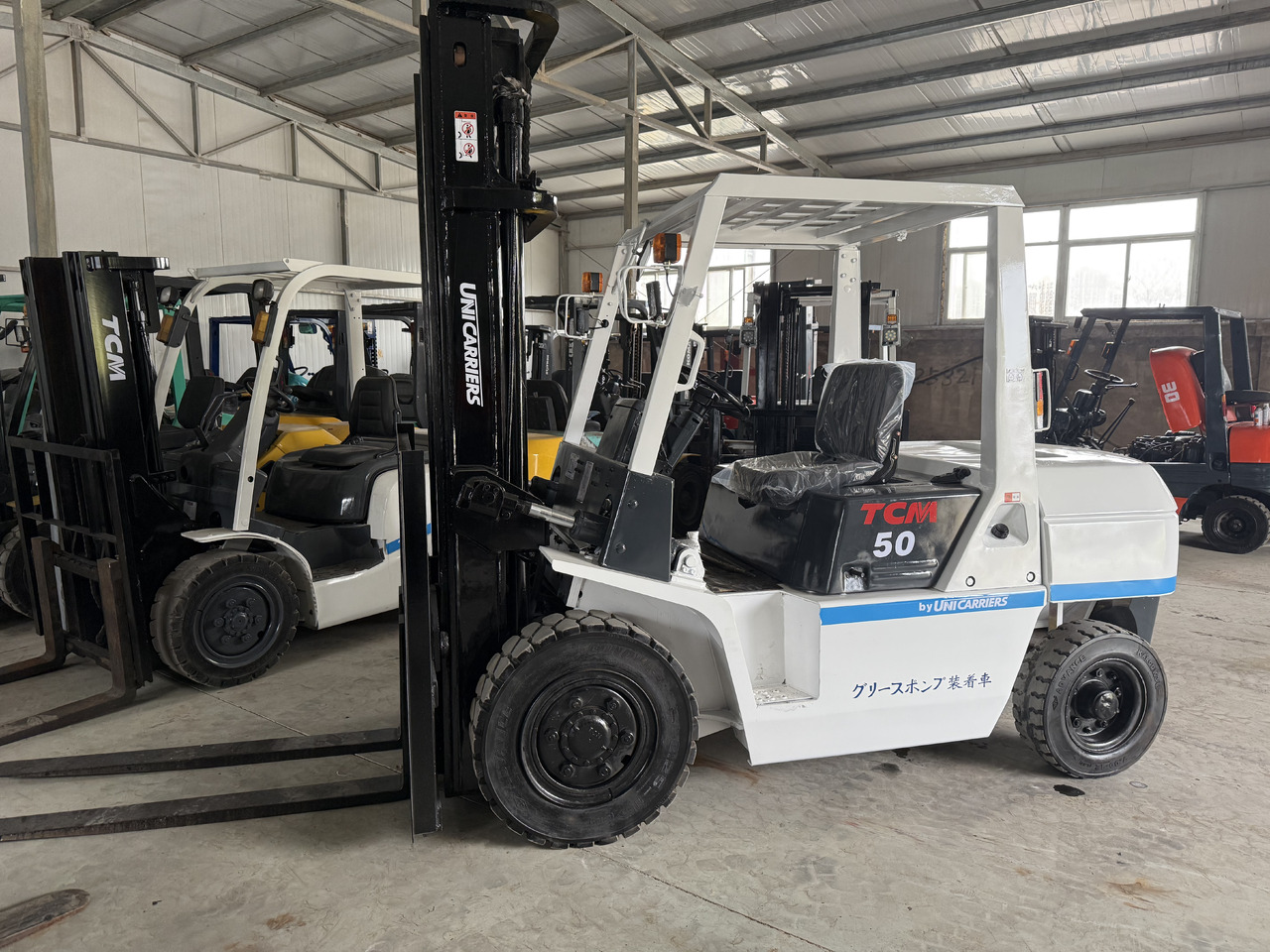 TCM FD50 - מעלית מספריים: תמונה 1 TCM FD50 - מעלית מספריים: תמונה 1