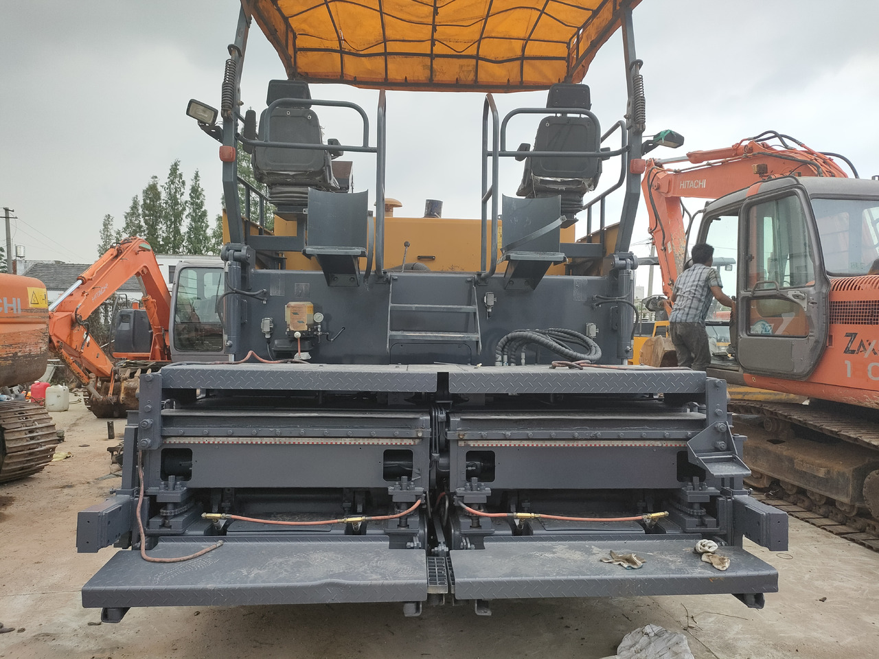 XCMG RP602L - מרצף אספלט: תמונה 3 XCMG RP602L - מרצף אספלט: תמונה 3