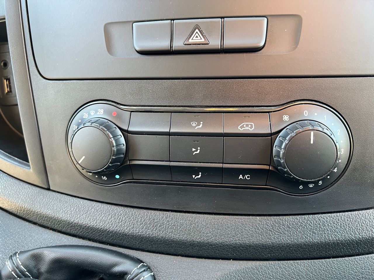כלי רכב מסחרי עם לוח MERCEDES-BENZ VITO 109 Fourgon 1.6 BlueTEC Long Utilitaire: תמונה 9