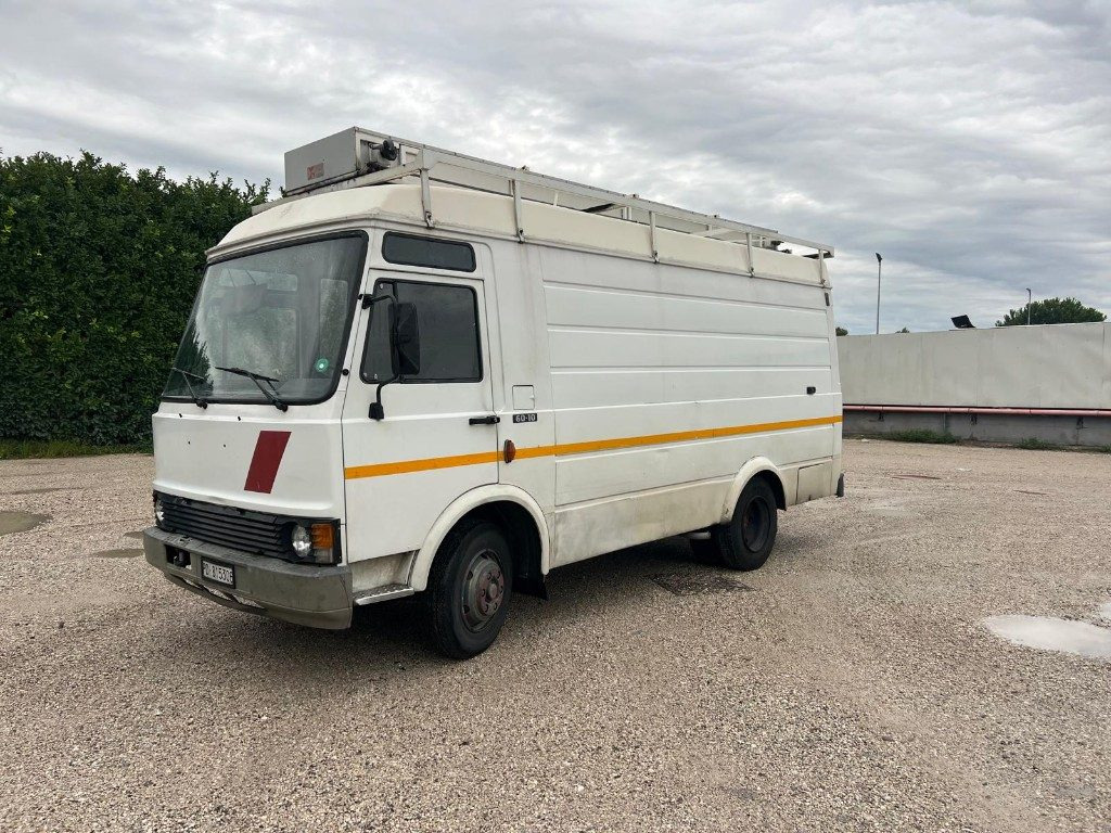 FIAT 60 10 - כלי רכב מסחרי עם לוח: תמונה 1 FIAT 60 10 - כלי רכב מסחרי עם לוח: תמונה 1