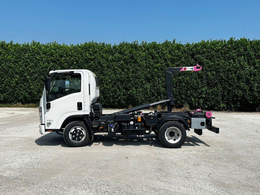 ISUZU P75 NUOVO SCARRABILE - משאית הרמת וו: תמונה 2 ISUZU P75 NUOVO SCARRABILE - משאית הרמת וו: תמונה 2