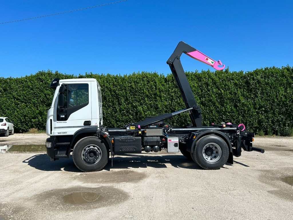IVECO EUROCARGO 180E32K NUOVO SCARRABILE - משאית הרמת וו: תמונה 3 IVECO EUROCARGO 180E32K NUOVO SCARRABILE - משאית הרמת וו: תמונה 3