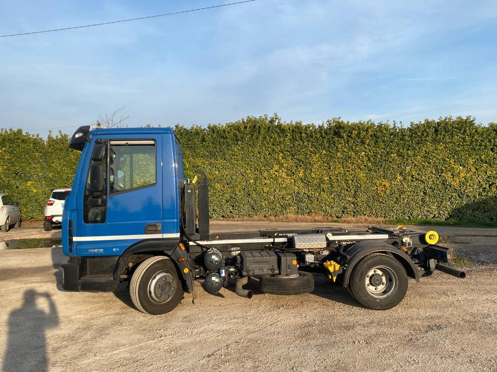 IVECO EUROCARGO 75E18 SCARRABILE - משאית הרמת וו: תמונה 3 IVECO EUROCARGO 75E18 SCARRABILE - משאית הרמת וו: תמונה 3