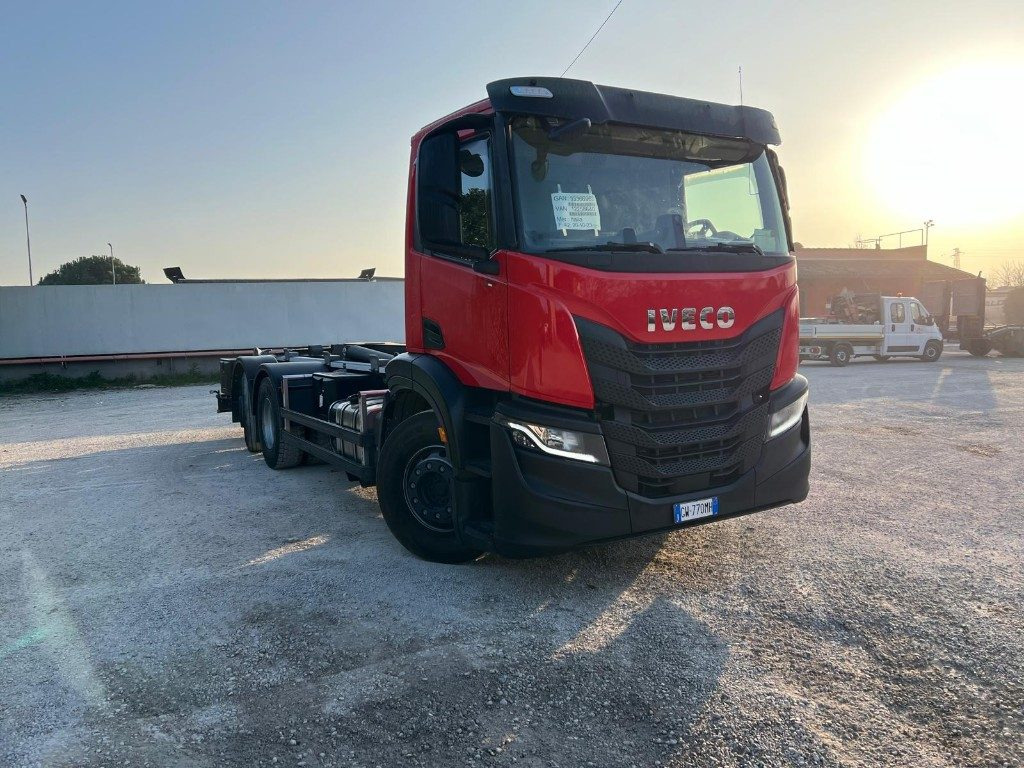 IVECO X-WAY AD260 NUOVO TARGATO SCARRABILE - משאית הרמת וו: תמונה 2 IVECO X-WAY AD260 NUOVO TARGATO SCARRABILE - משאית הרמת וו: תמונה 2
