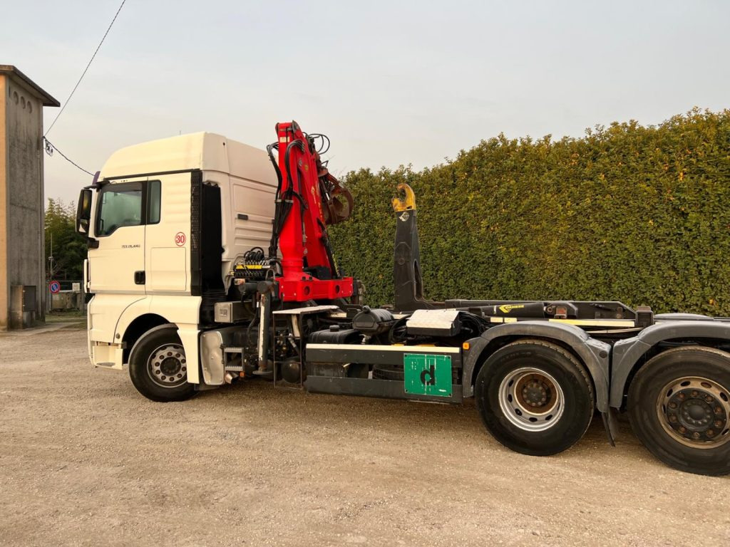 MAN TGX 26.440 SCARRABILE CON GRU - משאית הרמת וו: תמונה 3 MAN TGX 26.440 SCARRABILE CON GRU - משאית הרמת וו: תמונה 3