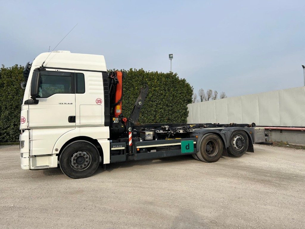MAN TGX 26.480 SCARRABILE CON GRU DIETRO CABINA - משאית הרמת וו: תמונה 2 MAN TGX 26.480 SCARRABILE CON GRU DIETRO CABINA - משאית הרמת וו: תמונה 2