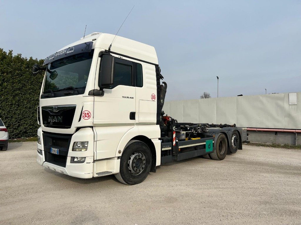 MAN TGX 26.480 SCARRABILE CON GRU DIETRO CABINA - משאית הרמת וו: תמונה 1 MAN TGX 26.480 SCARRABILE CON GRU DIETRO CABINA - משאית הרמת וו: תמונה 1