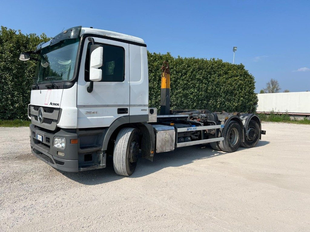 MERCEDES-BENZ MERCEDES ACTROS 25.41 SCARRABILE - משאית הרמת וו: תמונה 1 MERCEDES-BENZ MERCEDES ACTROS 25.41 SCARRABILE - משאית הרמת וו: תמונה 1