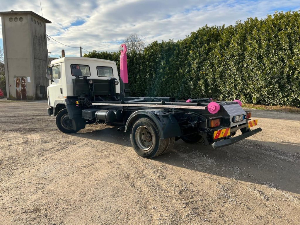 NISSAN 130/115 SCARRABILE - משאית הרמת וו: תמונה 3 NISSAN 130/115 SCARRABILE - משאית הרמת וו: תמונה 3