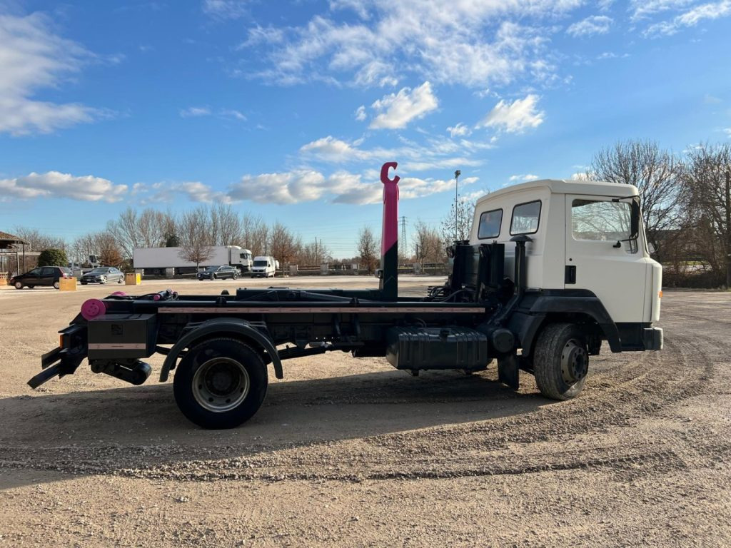 NISSAN 130/115 SCARRABILE - משאית הרמת וו: תמונה 5 NISSAN 130/115 SCARRABILE - משאית הרמת וו: תמונה 5