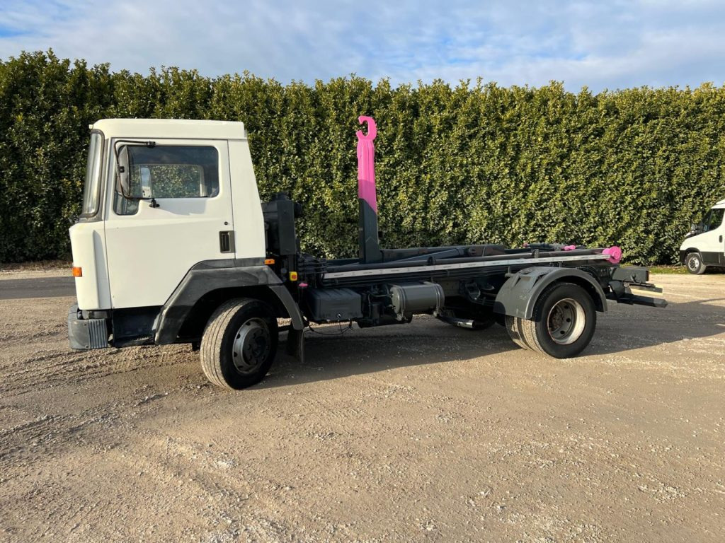 NISSAN 130/115 SCARRABILE - משאית הרמת וו: תמונה 2 NISSAN 130/115 SCARRABILE - משאית הרמת וו: תמונה 2