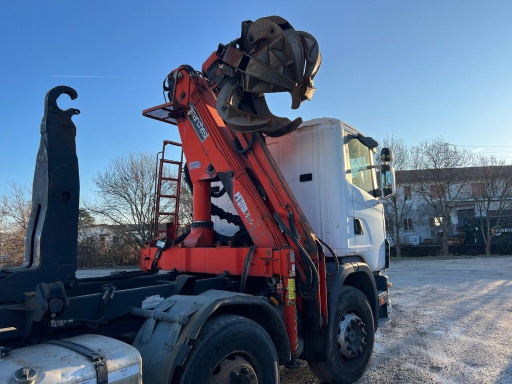 SCANIA CV R124 SCARRABILE CON GRU E POLIPO - משאית הרמת וו: תמונה 5 SCANIA CV R124 SCARRABILE CON GRU E POLIPO - משאית הרמת וו: תמונה 5