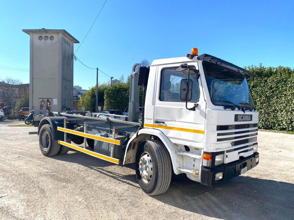 SCANIA H82 SCARRABILE BALESTRATO ANTERIORE E POSTE - משאית הרמת וו: תמונה 1 SCANIA H82 SCARRABILE BALESTRATO ANTERIORE E POSTE - משאית הרמת וו: תמונה 1