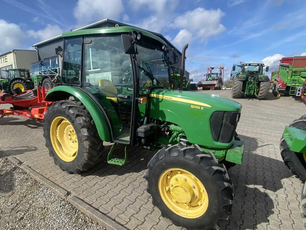 John Deere 5055E - טרקטור חקלאי: תמונה 1 John Deere 5055E - טרקטור חקלאי: תמונה 1