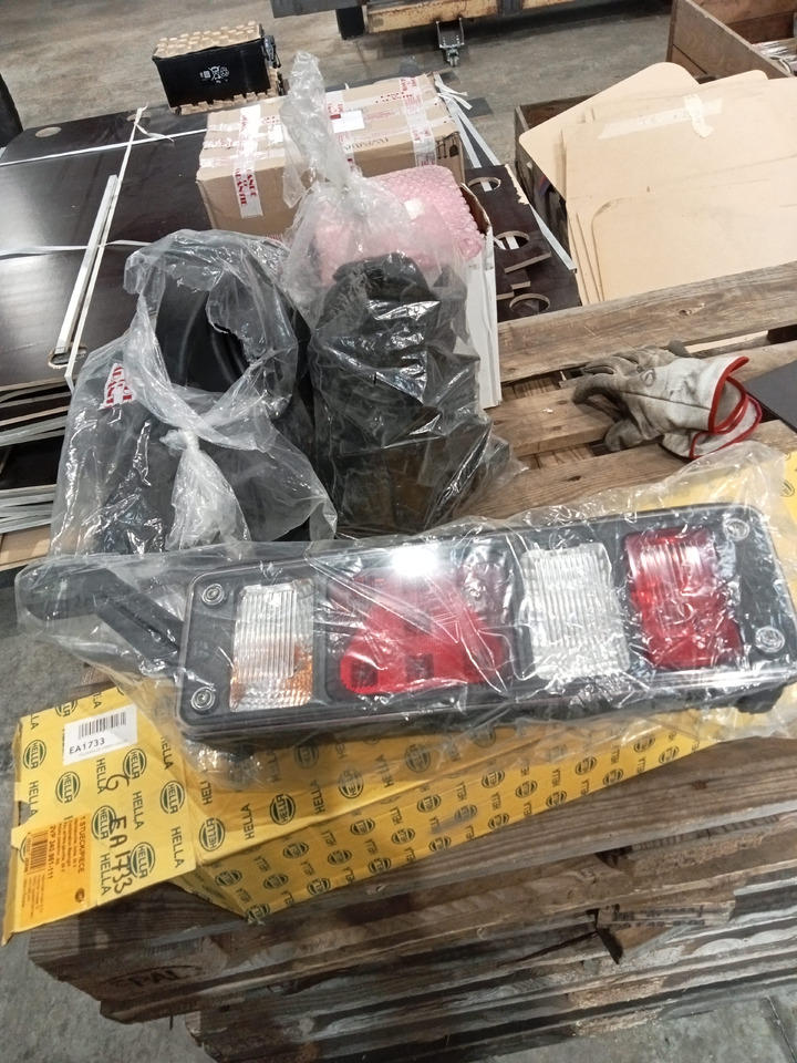 Trouillet FEU MODULAR HYBRID DROIT + GAUCHE - פנס אחורי: תמונה 1 Trouillet FEU MODULAR HYBRID DROIT + GAUCHE - פנס אחורי: תמונה 1