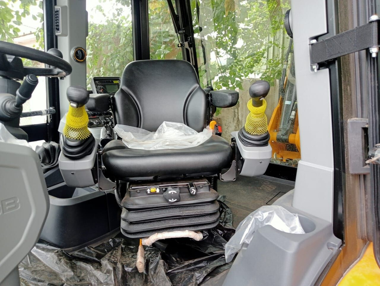 New JCB 3CX backhoe loader - מחפרון: תמונה 1 New JCB 3CX backhoe loader - מחפרון: תמונה 1