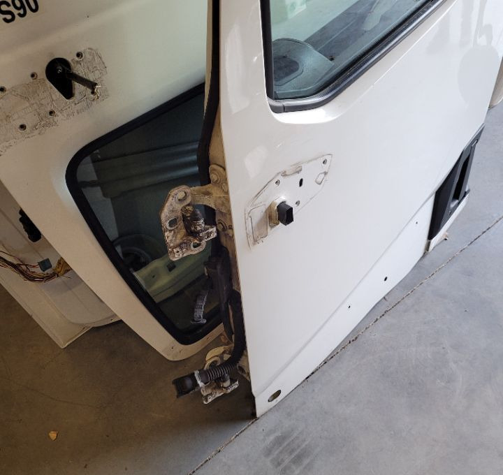 DRZWI LEWE RENAULT RANGE T GAMA - דלת וחלקים עבור משאית: תמונה 3 DRZWI LEWE RENAULT RANGE T GAMA - דלת וחלקים עבור משאית: תמונה 3