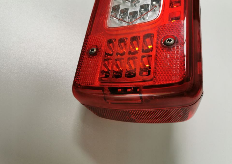 LAMPA TYL VOLVO FMX FM LED RH. ORYGINAŁ - מראה פנימית: תמונה 2 LAMPA TYL VOLVO FMX FM LED RH. ORYGINAŁ - מראה פנימית: תמונה 2