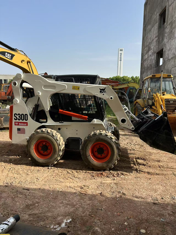 BOBCAT BOBCAT Skid Steer Loader S300 - מכונת בנייה: תמונה 2 BOBCAT BOBCAT Skid Steer Loader S300 - מכונת בנייה: תמונה 2