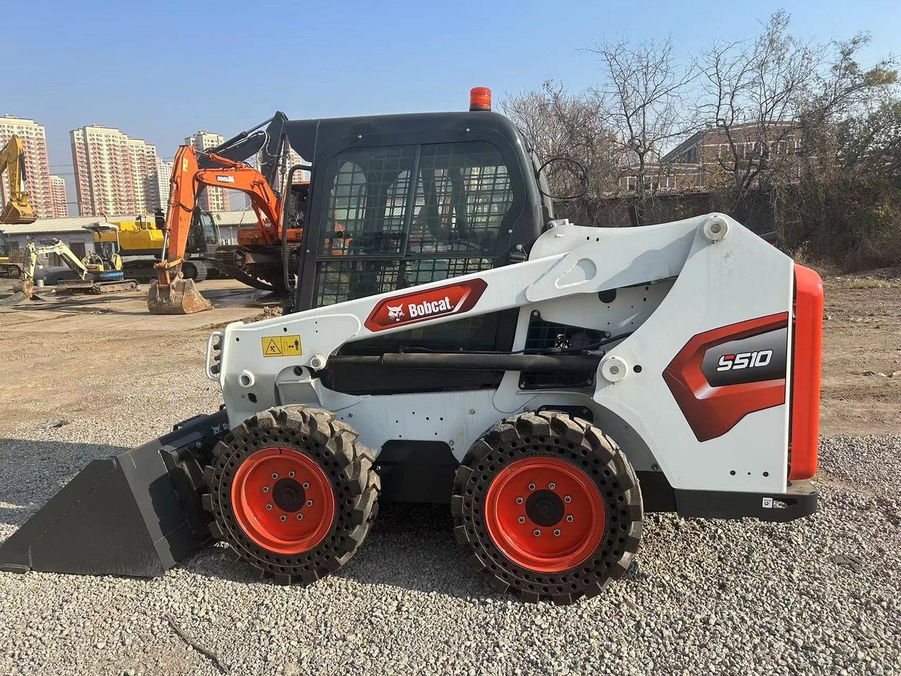 BOBCAT S510 Skid Steer Loader - מעמיס היגוי החלקה: תמונה 2 BOBCAT S510 Skid Steer Loader - מעמיס היגוי החלקה: תמונה 2
