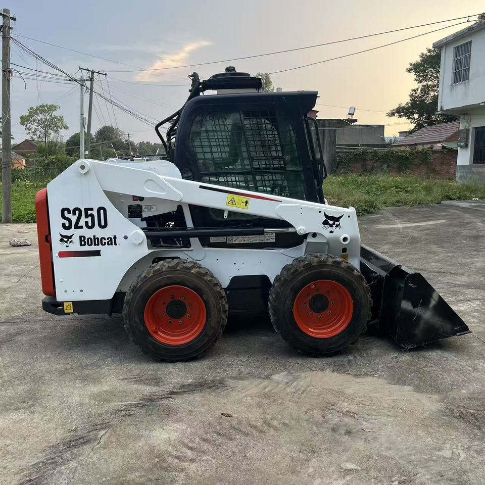 BOBCAT Skid Steer Loader S250 New Condition Hours True - מעמיס היגוי החלקה: תמונה 2 BOBCAT Skid Steer Loader S250 New Condition Hours True - מעמיס היגוי החלקה: תמונה 2
