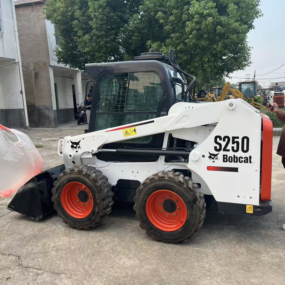 BOBCAT Skid Steer Loader S250 New Condition Hours True - מעמיס היגוי החלקה: תמונה 3 BOBCAT Skid Steer Loader S250 New Condition Hours True - מעמיס היגוי החלקה: תמונה 3