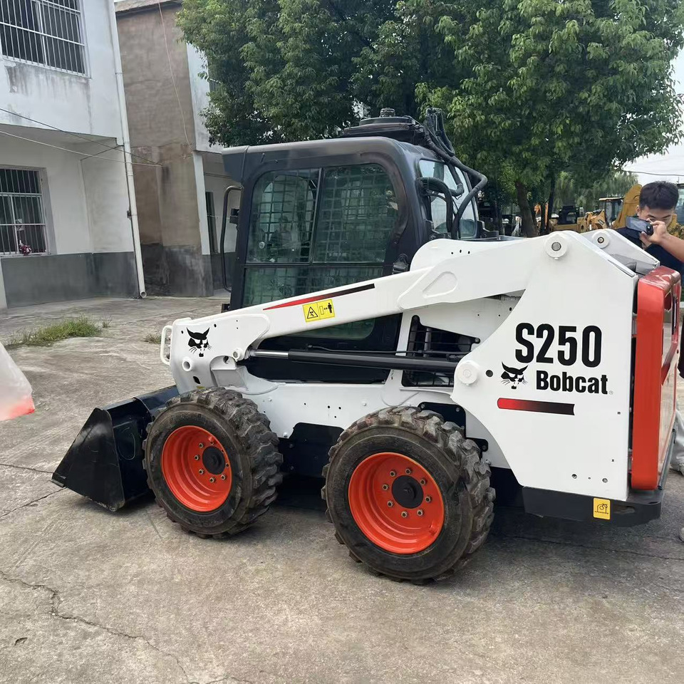 BOBCAT Skid Steer Loader S250 New Condition Hours True - מעמיס היגוי החלקה: תמונה 4 BOBCAT Skid Steer Loader S250 New Condition Hours True - מעמיס היגוי החלקה: תמונה 4