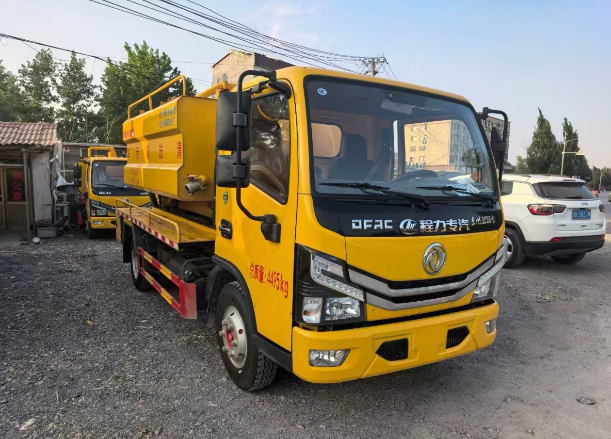DongFeng Small Sewage Truck - משאית ואקום: תמונה 2 DongFeng Small Sewage Truck - משאית ואקום: תמונה 2