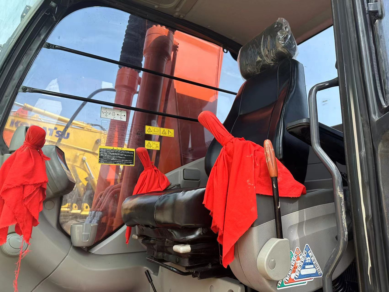 Hitachi ZX200 Excavator Click for Discount - מחפר סורק: תמונה 2 Hitachi ZX200 Excavator Click for Discount - מחפר סורק: תמונה 2