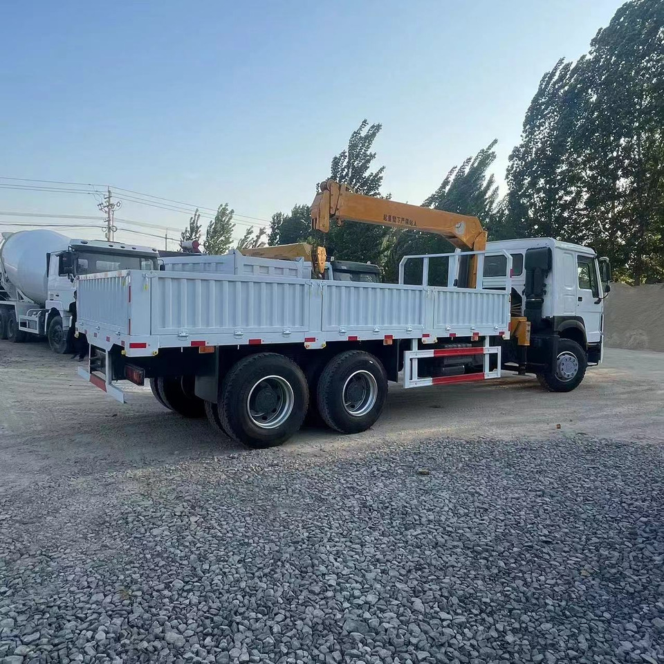 SINOTRUK HOWO 6X4 - משאית מנוף: תמונה 4 SINOTRUK HOWO 6X4 - משאית מנוף: תמונה 4