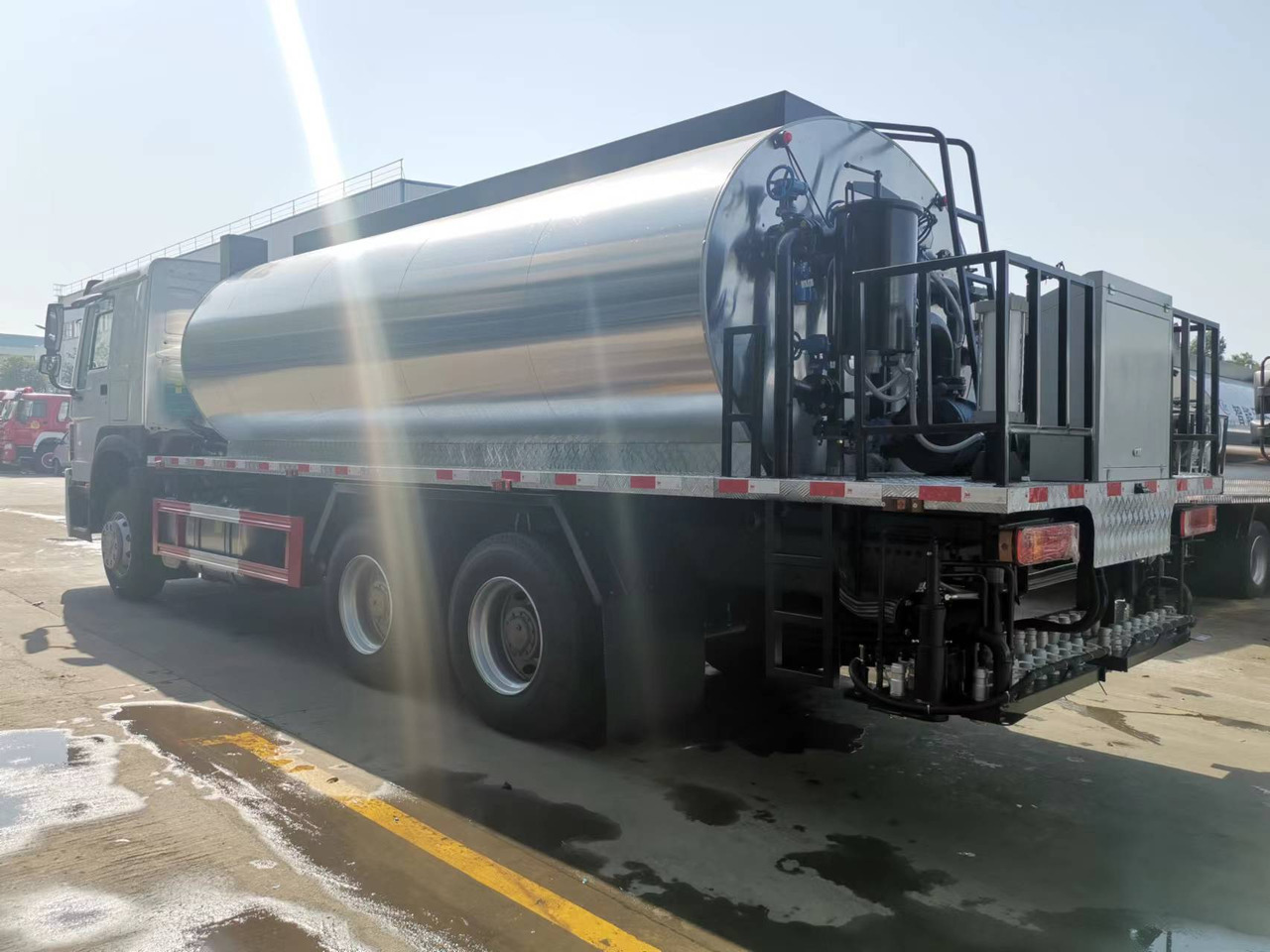 SINOTRUK HOWO CLICK HERE FOR DISCOUNT - מפיץ אספלט: תמונה 4 SINOTRUK HOWO CLICK HERE FOR DISCOUNT - מפיץ אספלט: תמונה 4