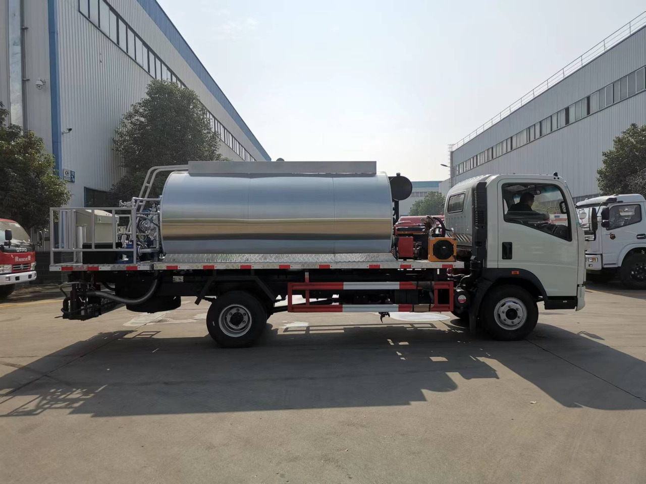 SINOTRUK HOWO CLICK HERE FOR DISCOUNT - מפיץ אספלט: תמונה 3 SINOTRUK HOWO CLICK HERE FOR DISCOUNT - מפיץ אספלט: תמונה 3