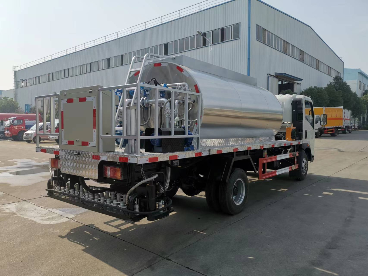 SINOTRUK HOWO CLICK HERE FOR DISCOUNT - מפיץ אספלט: תמונה 4 SINOTRUK HOWO CLICK HERE FOR DISCOUNT - מפיץ אספלט: תמונה 4