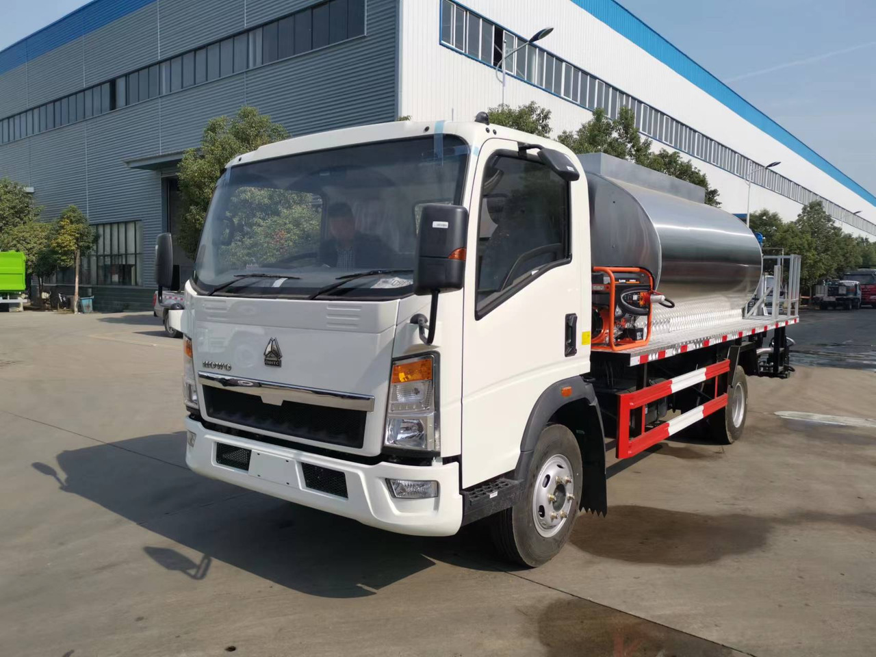 SINOTRUK HOWO CLICK HERE FOR DISCOUNT - מפיץ אספלט: תמונה 2 SINOTRUK HOWO CLICK HERE FOR DISCOUNT - מפיץ אספלט: תמונה 2