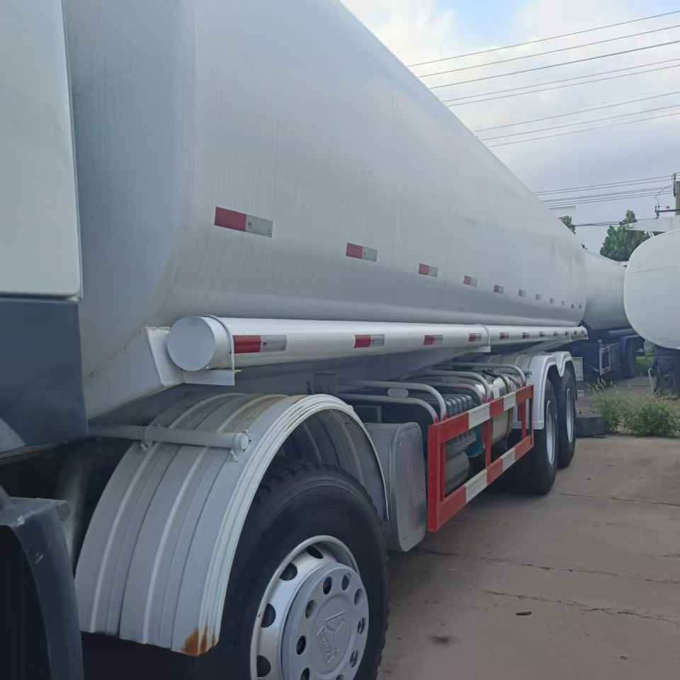SINOTRUK Howo 371 Fuel Tanker Click Here For DISCOUNT - משאית מכל: תמונה 4 SINOTRUK Howo 371 Fuel Tanker Click Here For DISCOUNT - משאית מכל: תמונה 4