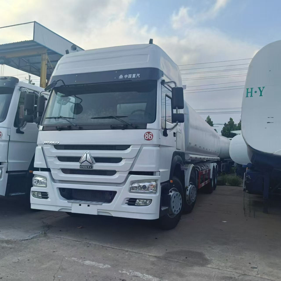 SINOTRUK Howo 371 Fuel Tanker Click Here For DISCOUNT - משאית מכל: תמונה 2 SINOTRUK Howo 371 Fuel Tanker Click Here For DISCOUNT - משאית מכל: תמונה 2