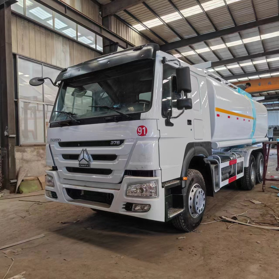 Sinotruck HOWO 371 Fuel Tanker Large Capacity Fuel Vehicle - משאית מכל: תמונה 2 Sinotruck HOWO 371 Fuel Tanker Large Capacity Fuel Vehicle - משאית מכל: תמונה 2