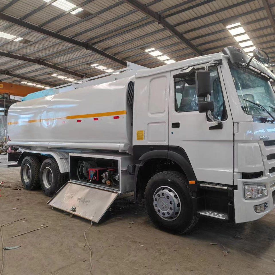 Sinotruck HOWO 371 Fuel Tanker Large Capacity Fuel Vehicle - משאית מכל: תמונה 1 Sinotruck HOWO 371 Fuel Tanker Large Capacity Fuel Vehicle - משאית מכל: תמונה 1