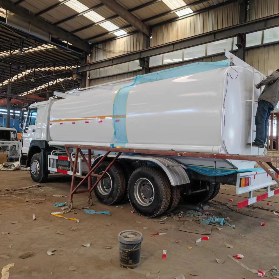 Sinotruck HOWO 371 Fuel Tanker Large Capacity Fuel Vehicle - משאית מכל: תמונה 4 Sinotruck HOWO 371 Fuel Tanker Large Capacity Fuel Vehicle - משאית מכל: תמונה 4