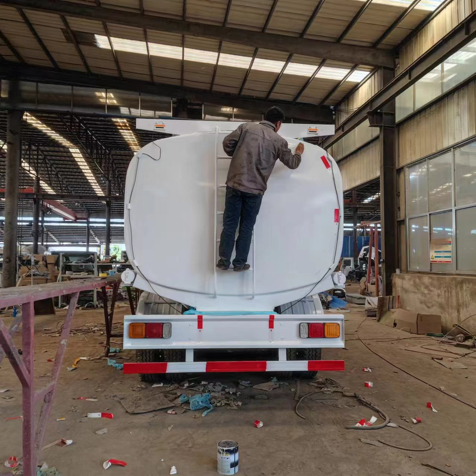Sinotruck HOWO 371 Fuel Tanker Large Capacity Fuel Vehicle - משאית מכל: תמונה 5 Sinotruck HOWO 371 Fuel Tanker Large Capacity Fuel Vehicle - משאית מכל: תמונה 5