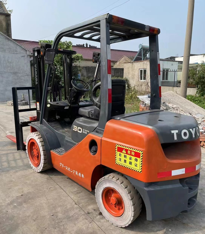 TOYOTA 3Ton Forklift Click for Discount - מלגזת סולר: תמונה 3 TOYOTA 3Ton Forklift Click for Discount - מלגזת סולר: תמונה 3