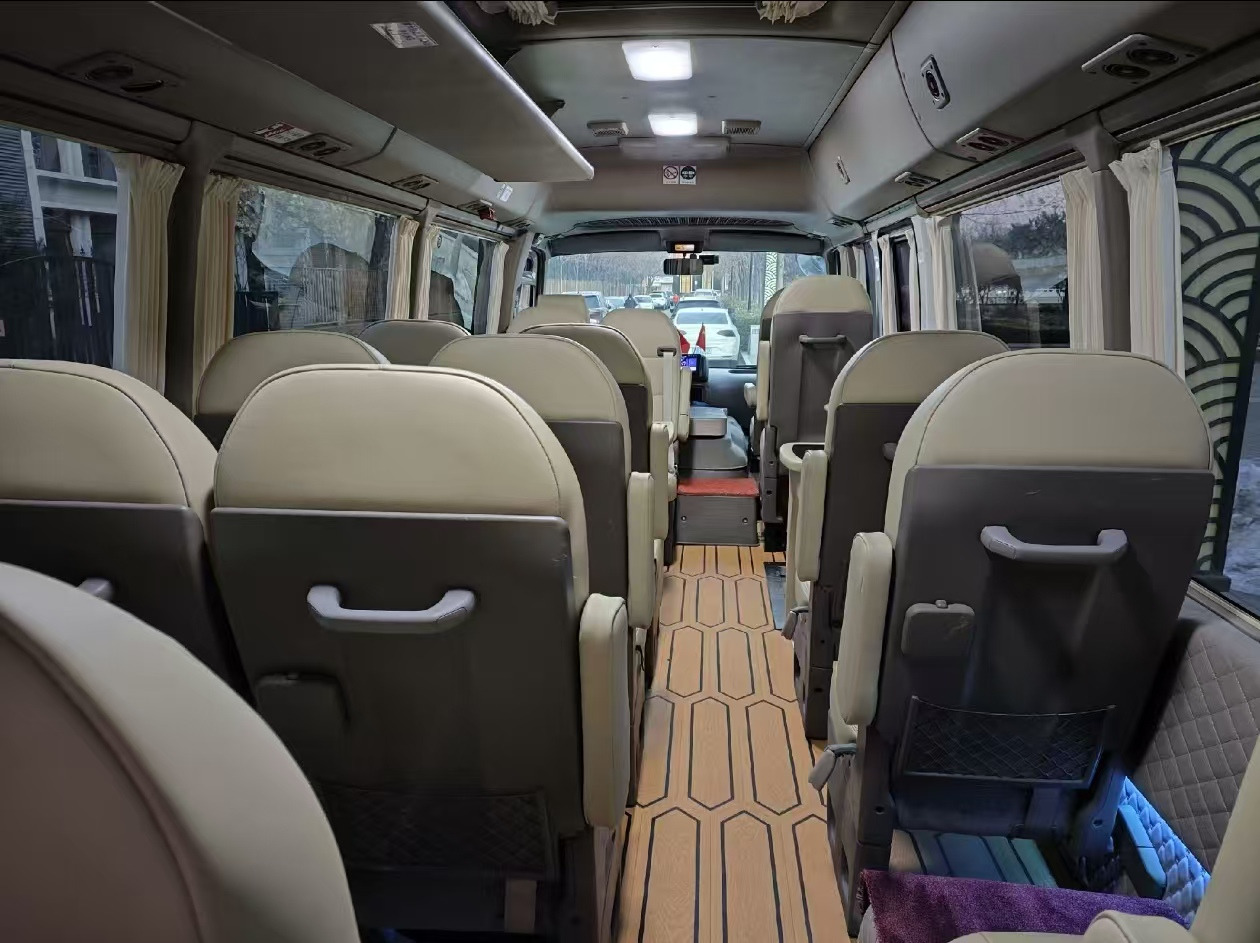 TOYOTA White Mini Bus Click Here for Discount - אוטובוס בין עירוני: תמונה 2 TOYOTA White Mini Bus Click Here for Discount - אוטובוס בין עירוני: תמונה 2