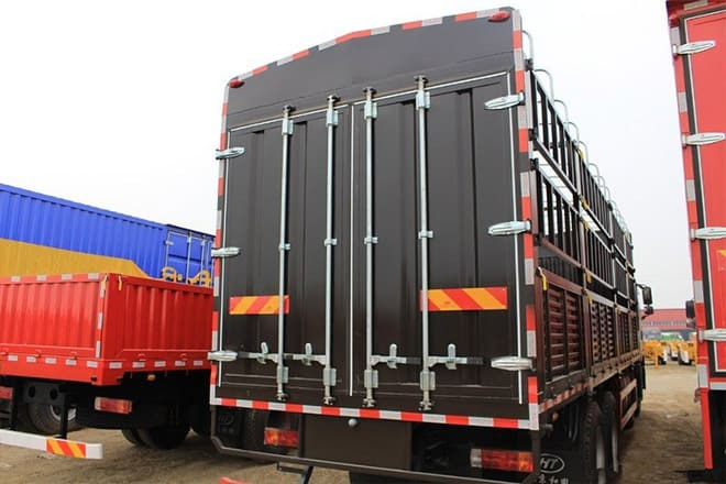 FAW FAW J6P Livestock Truck for Sale in Uganda - משאית להובלת בעלי חיים: תמונה 3 FAW FAW J6P Livestock Truck for Sale in Uganda - משאית להובלת בעלי חיים: תמונה 3